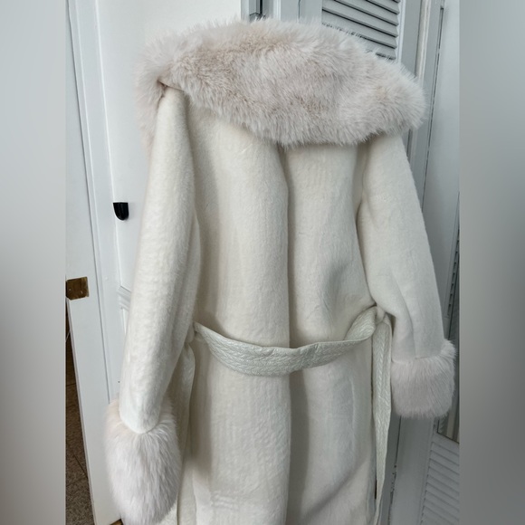 High quality faux fur female coat. Looks gorgeous, good fit, warm - Picture 8 of 9
